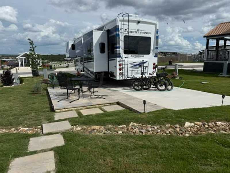 Firefly - Executive RV Site 078 - Outdoor Kitchen & Party!