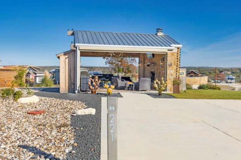 Firefly - Executive RV Site 221 - Outdoor Kitchen & Entertaining!